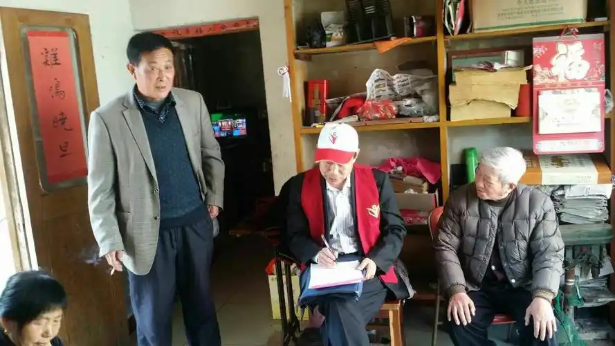 阜宁建行张国庆行长5月3日,身穿铁军红志愿者服装,带领党员志者到益林