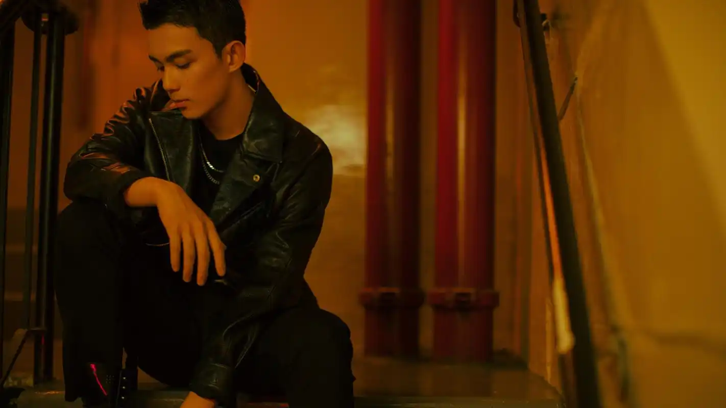 吴磊黑色机车皮衣亮相快来抱走又飒又a的小哥哥8