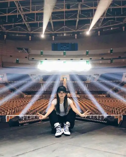 e.m.邓紫棋:穿反钩 aj1 的理由竟然是 .