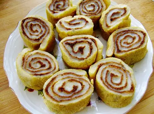 煎饼,年糕,豆面卷子,萨其马等小吃,保持了传统的民族特点,体现了北方