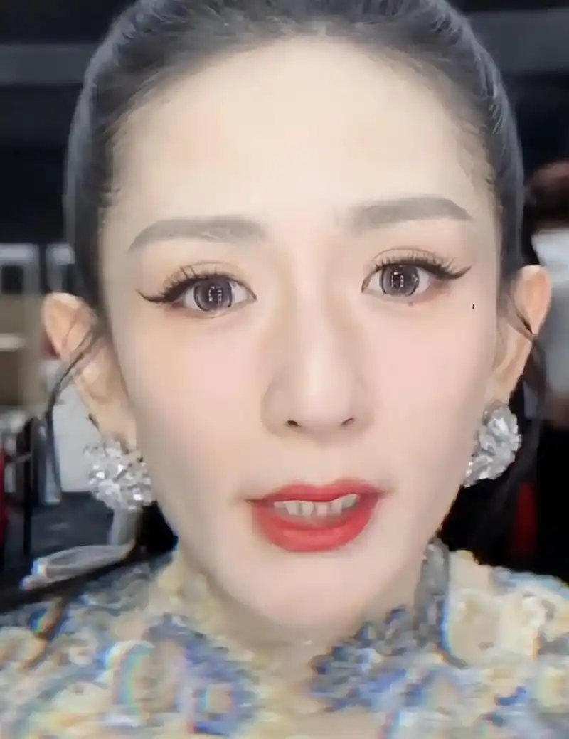 谢娜告别《浪姐4》,下巴歪斜,缩腮凸嘴像巫婆,网友:心疼张杰