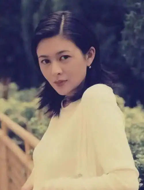 回顾关之琳父亲:女儿28年不理他,去世后关之琳为他买400万墓地