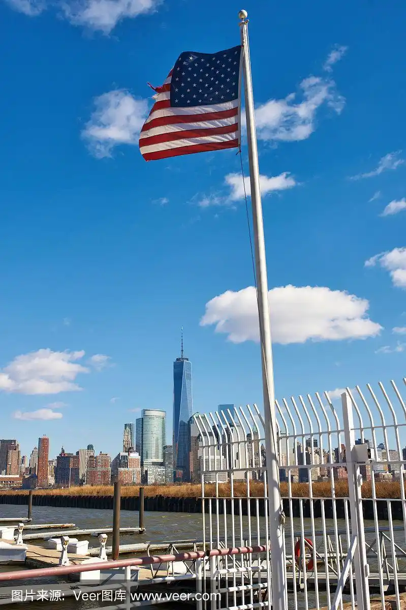 美国国旗,背景是曼哈顿的天际线