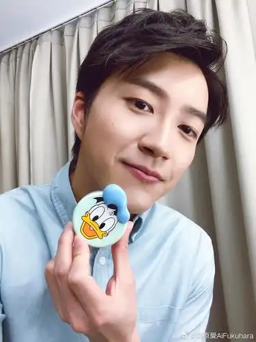 江宏杰给福原爱换新手机 小两口迫不及待开启自拍模式