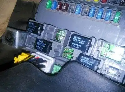 请问比亚迪f6的闪光继电器在车的那个部位?