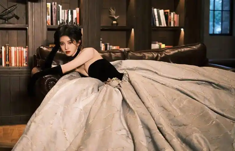 原创鞠婧祎生日大片释出穿纱裙带皇冠华丽十足真人间富贵花