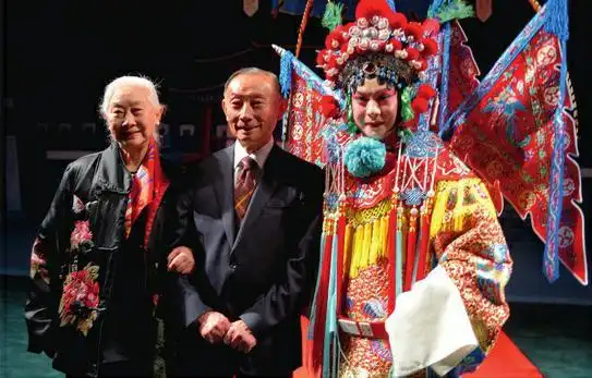 梅葆玖(中)唯一的乾旦(男旦)学生胡文阁(右) 梅葆玖对京剧发展有想法