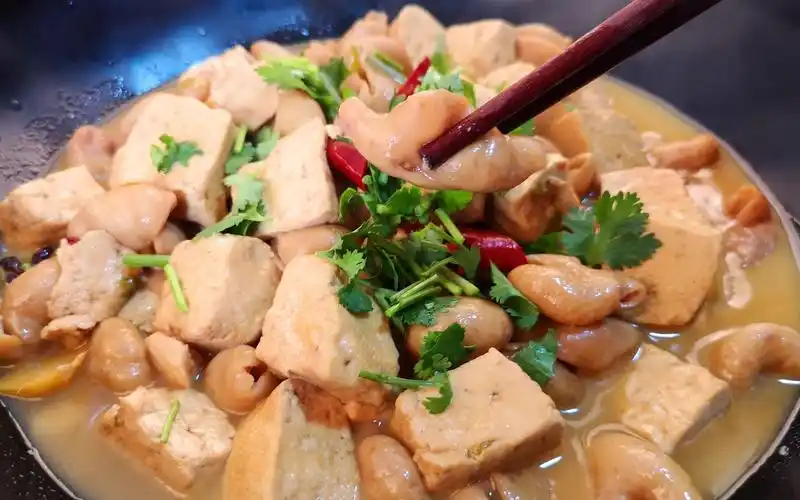 今天才知道,大肠和豆腐一起炖这么好吃,鲜香美味,吃一次就难忘