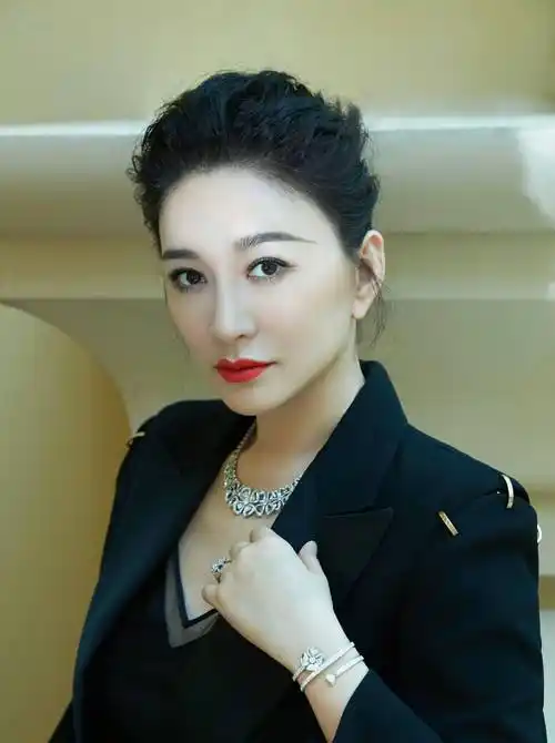 看看李小冉穿搭示范_气质_女性_风衣