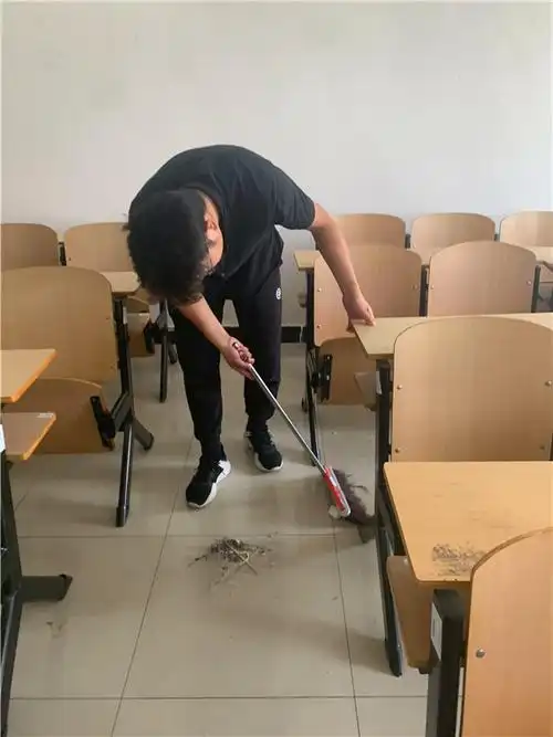 守护校园安全学院开展卫生大扫除和安全隐患排查活动
