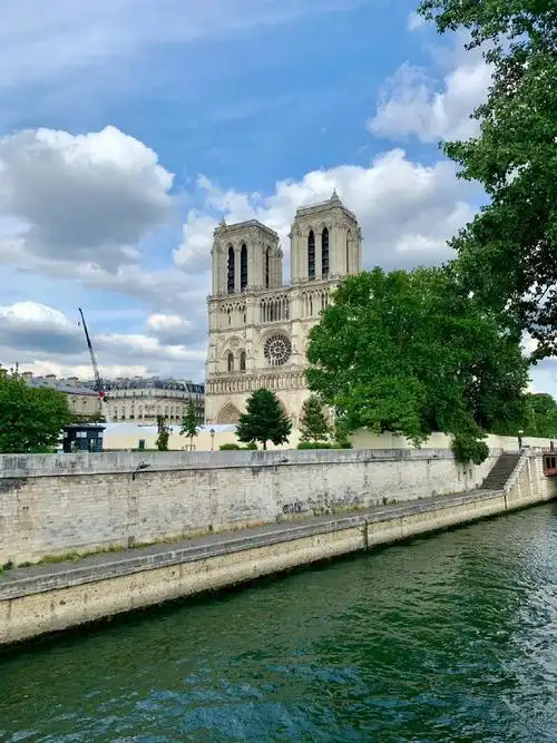 这座充满魅力和浪漫的城市,是法国的首都,也是世界上最受欢迎的旅游