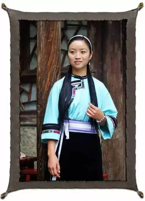 这是安顺屯堡苗族用来形容未婚的当地女子的,俗称为"小娘娘".