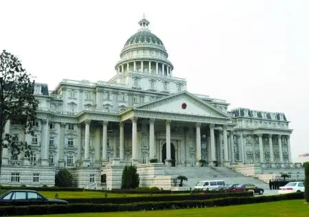 被群众称为"白宫"的阜阳颍泉区政府大楼. (资料图片)