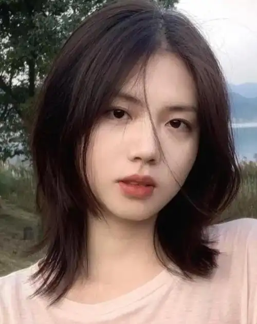 一款齐刘海空气短发了,适合圆脸,方脸,长脸的女生,发尾因为修剪的缘故