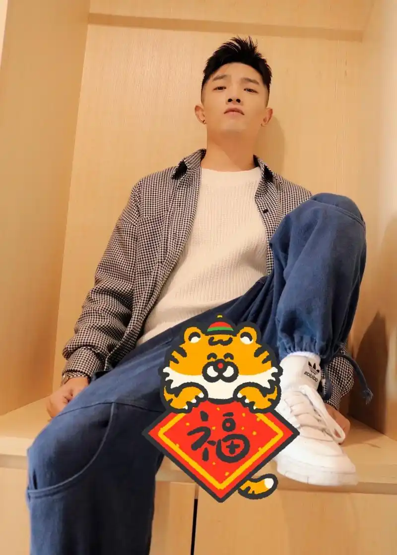 四川小虎:一个放浪不羁的外网小鲜肉,一起来欣赏他的高赞照片