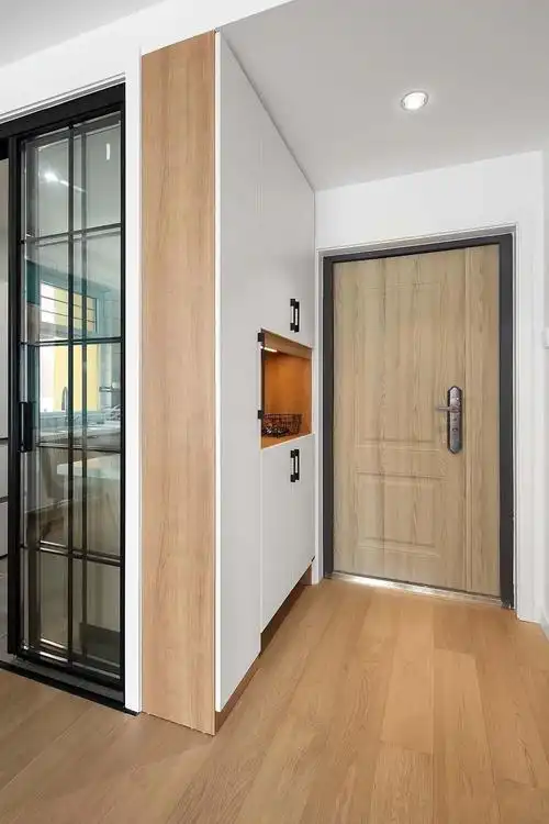 进门右侧是一面墙通高玄关柜,中间留空放随手小物,底下放置脱下的鞋子