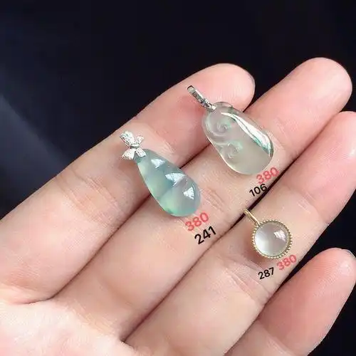 翡翠精品小吊坠超美的18k金简单镶嵌款式