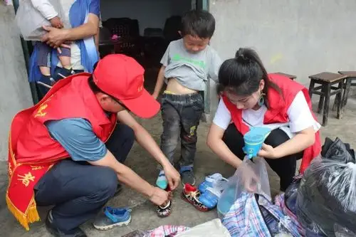 公益纪实丨衣旧情深·爱心衣物捐赠活动走进乐山市沙湾区天平镇,为