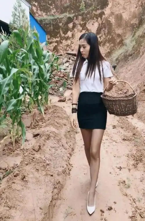 农村摘苞米的少妇咋还穿上制服高跟鞋呢