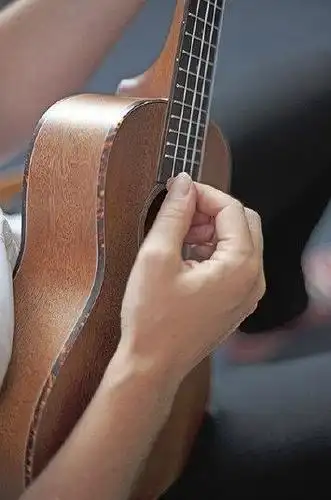 尤克里里初学入门之持琴姿势,扫弦手型