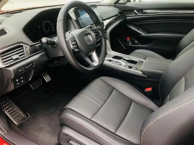 新车还增加了运动感及撞色感更强的红黑内饰;同时,增加了全新雅阁细节