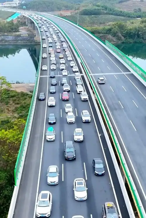 广连高速迎来返乡高峰宛如大型停车场,车辆大排长龙缓慢通行-度小视
