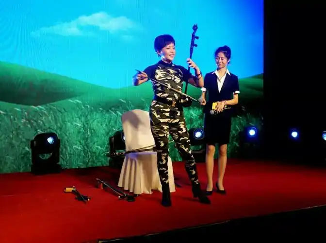 原济南军区前卫文工团魏丽华 表演乐器联奏