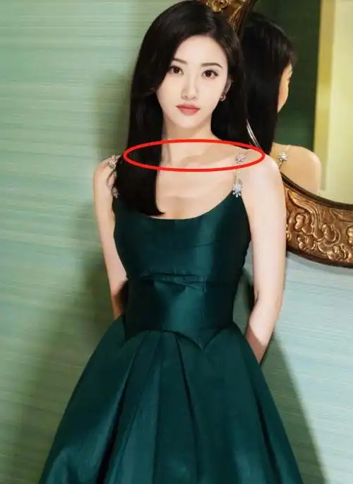 景甜墨绿色吊带长裙造型曝光,肩颈优越锁骨突出,曾分享减肥心得