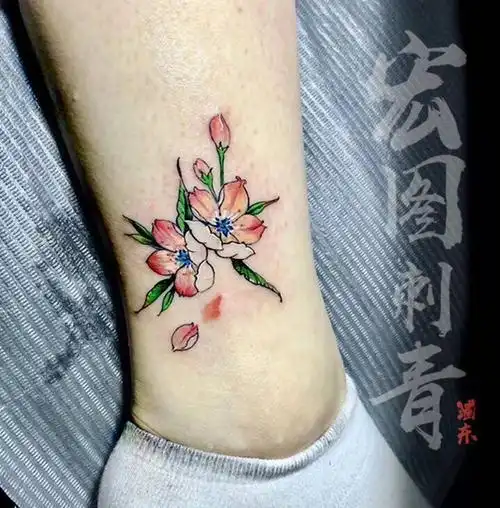 桃花运纹身图片_脚部新传统桃花招财小清新纹身图案