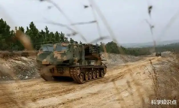 11式轮式自行火箭炮亮相,成我国一大利器|军队|火炮|机动性|现代战争