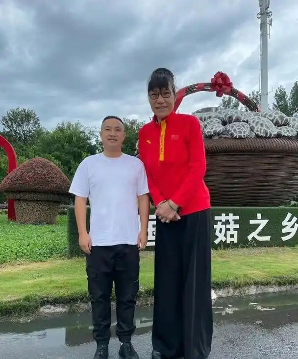 揪心!郑海霞背部微驼,双腿变形严重,无儿无女,丈夫已消失6年