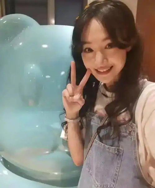 郑爽大变样五官不协调两只眼睛不对称香肠嘴满脸科技感