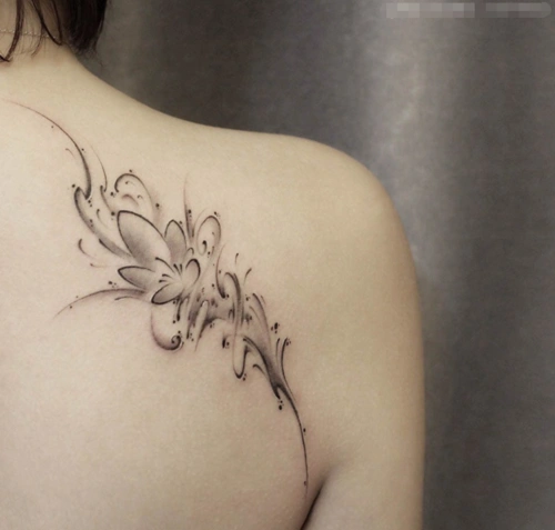 女生后肩水墨纹身图案大全好看的肩部纹身设计7
