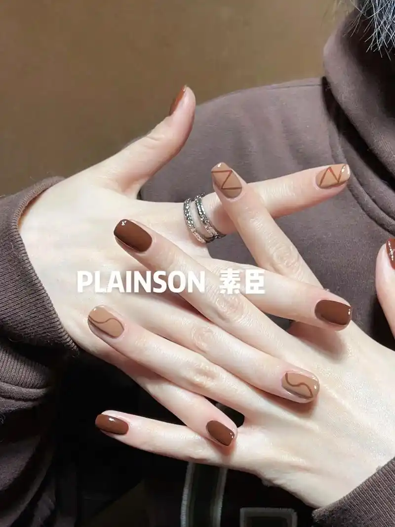 秋冬美甲配色93焦糖色跳色线条美甲.又是一组秋冬跳色美甲温 - 抖音