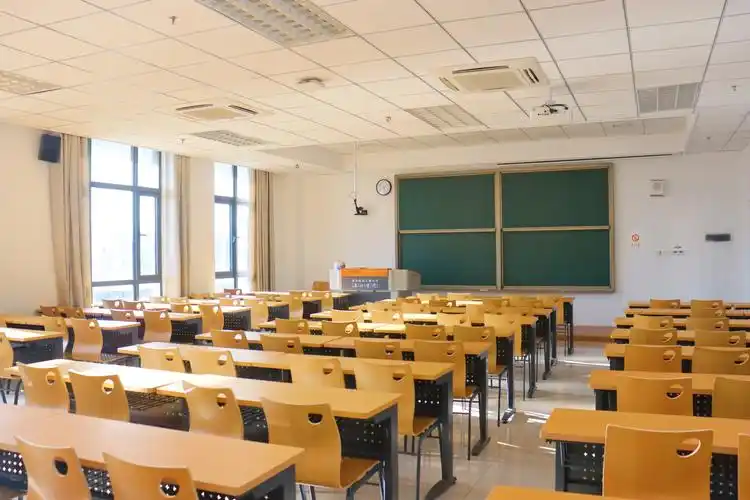 勤学楼上课教室(摄影:王博闻)