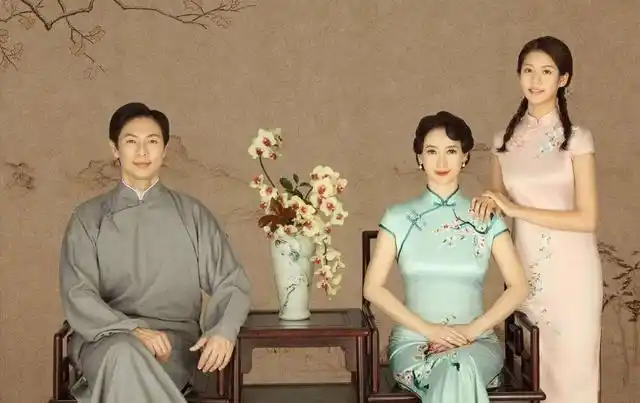 翁虹一家三口拍写真穿旗袍和女儿好似姐妹身形还挺窈窕的