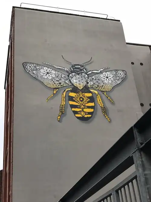 蜜蜂雕塑抵达曼城