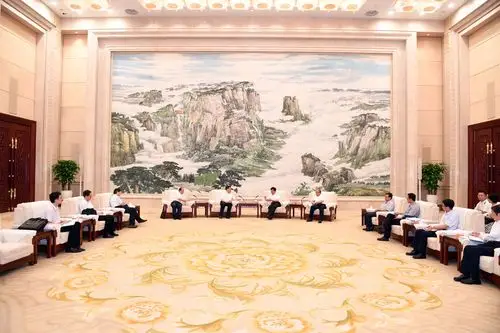 省委副秘书长赵士锋,省政府副秘书长于清华,中国地震局办公室主任唐豹