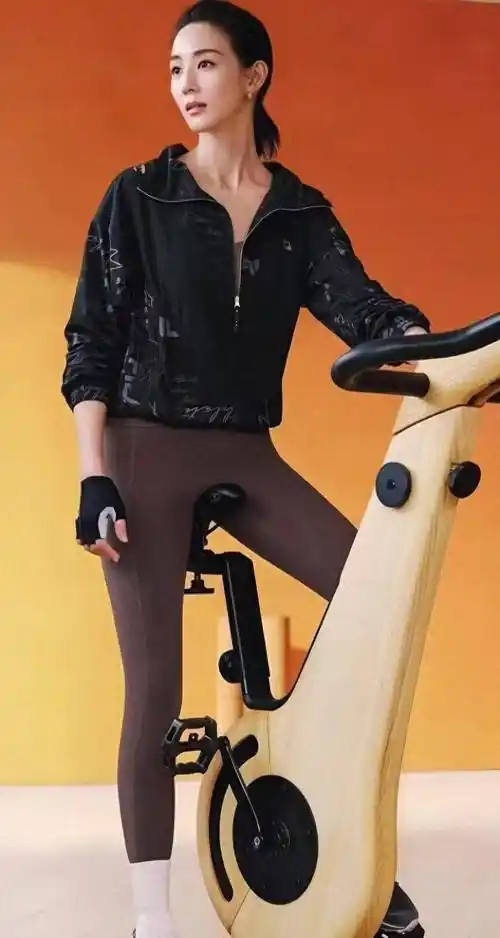 张钧甯身姿迷人优雅,她不仅长期坚持健身塑形,还坚持练瑜伽_生活_肌肉