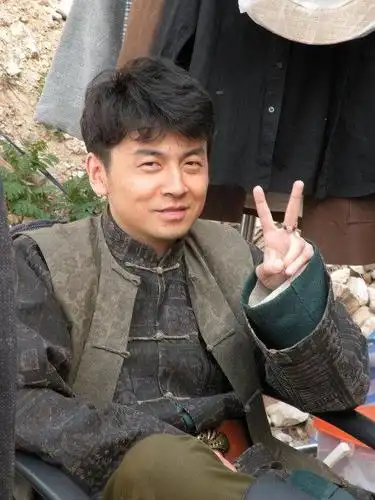 他因为上了个厕所进入娱乐圈!又因为吃了螃蟹接了部戏!