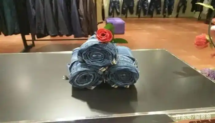 裤子展台陈列花样叠法