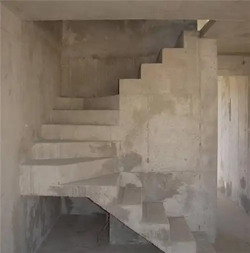 钢筋混凝土楼梯按施工方式不同分为哪些