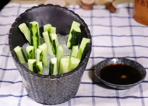 冰镇青瓜带你打开吃货的新世界清脆的青瓜冰镇后更加清凉爽口沾上酱油