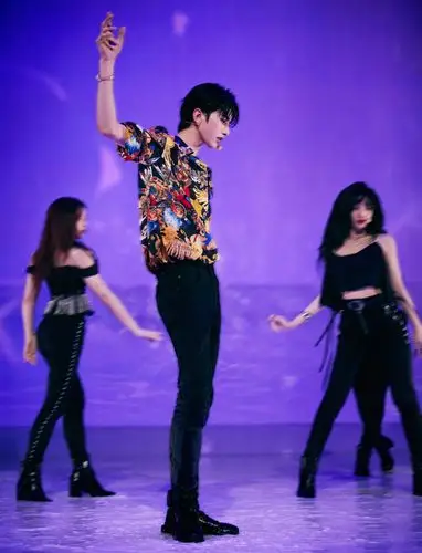 蔡徐坤新歌情人首秀舞台帅气图片19