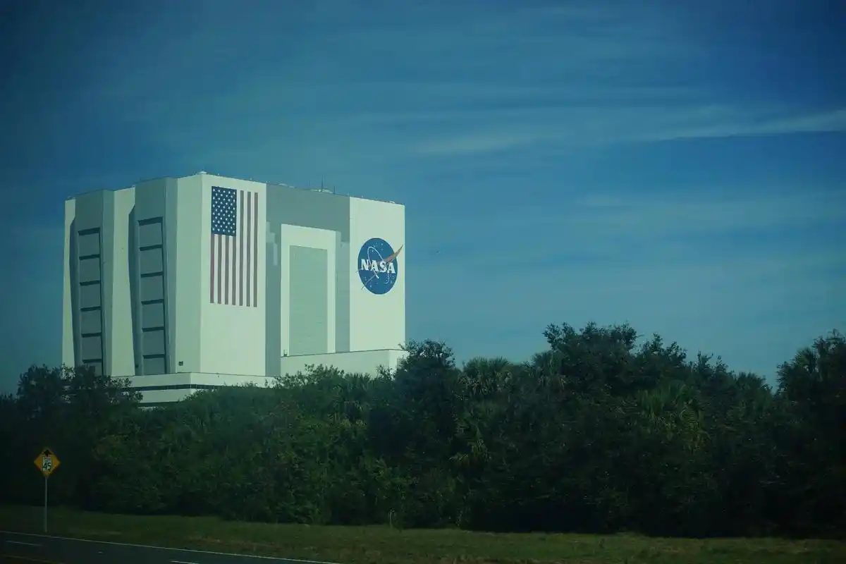 约翰肯尼迪航天中心位于美国东部佛罗里达州东海岸的梅里特岛,成 - 抖