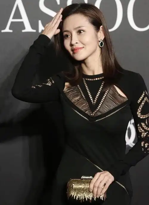 于明加有身材就放肆穿镂空紧身连衣裙亮相这比例惹人羡