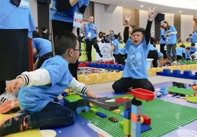 小手拼出大世界 300组选手"玩转"乐高机器人