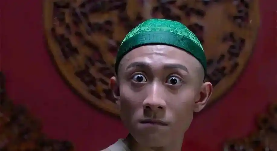 除此之外,张一山一开始头戴的一顶帽子子也相当惹眼.