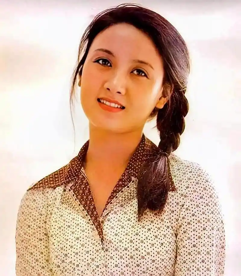 邓婕罕见老照片