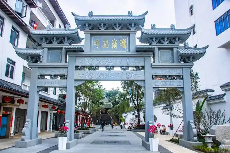 同样是海岛城市,二者气质却截然不同,三亚更旅游化更现代,海口则更接